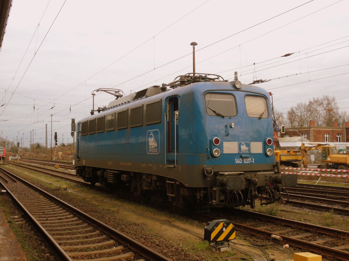 Am 28.12.2013 wurde 140 037 bereitgestellt.Sie ging später in Richtung Übergabebahnhof Borstel wo sie einen Zug aufnahm und nach meiner Vermutung Richtung Rostock ging.
