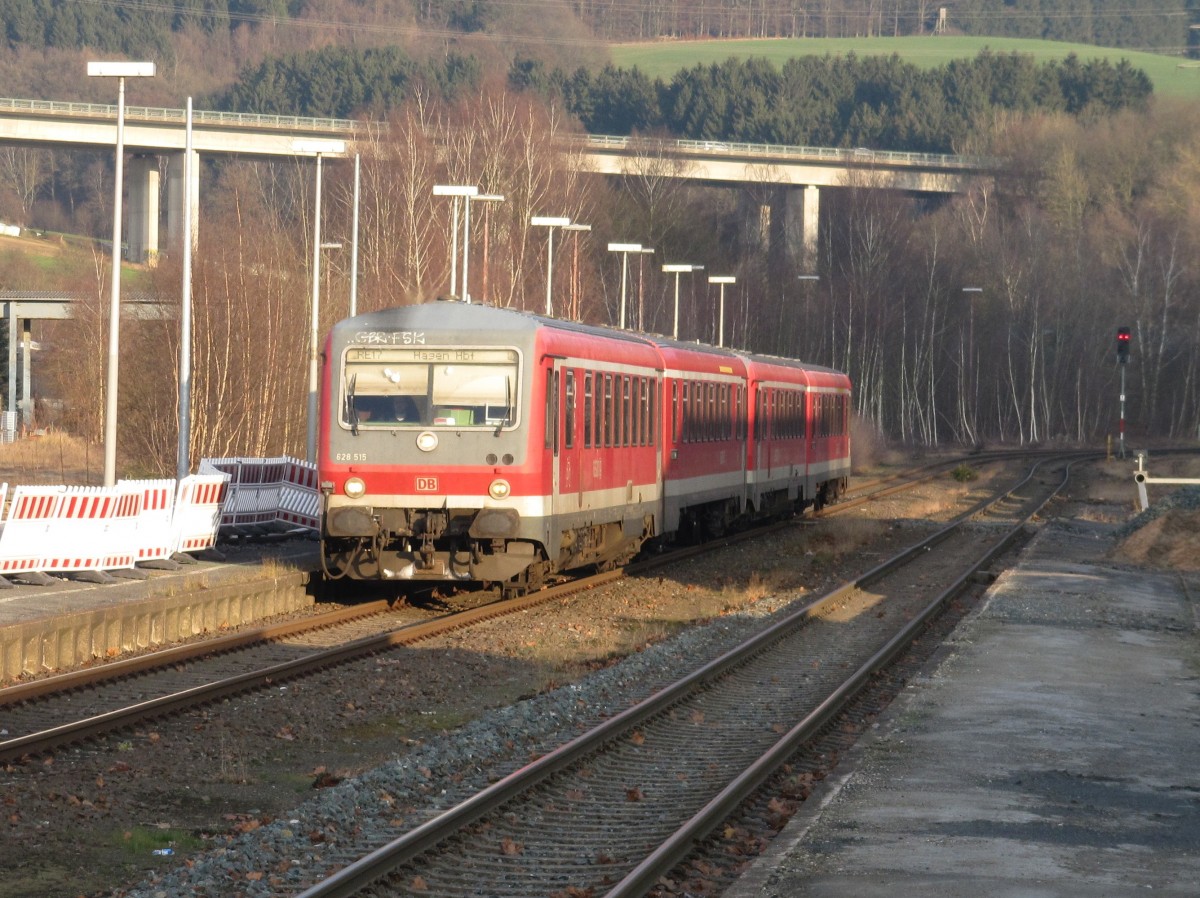 Am 28.12.2014 erreicht RE 17 nach Hagen Hbf. mit 628 515 den Bahnhof Arnsberg