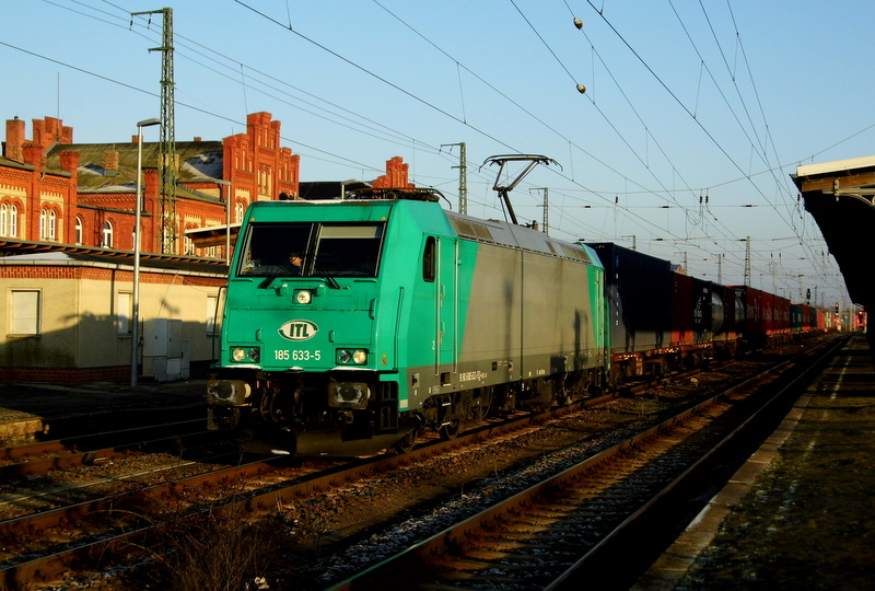 Am 28.12.2014 kam die 185 633-5 von der ITL aus Richtung Magdeburg nach Stendal und fuhr weiter in Richtung Salzwedel.