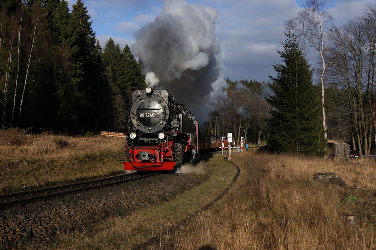 Am 28.12.2015 hat Zug 8920 mit 99 7240 auf dem Weg von Nordhausen Nord zum Brocken gerade den Bahnhof Drei-Annen-Hohne verlassen.