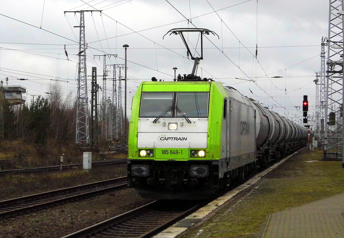 Am 28.12.2016 kam die 185 649-1 von CAPTRAIN aus Richtung Salzwedel nach Stendal und fuhr weiter in Richtung Magdeburg .