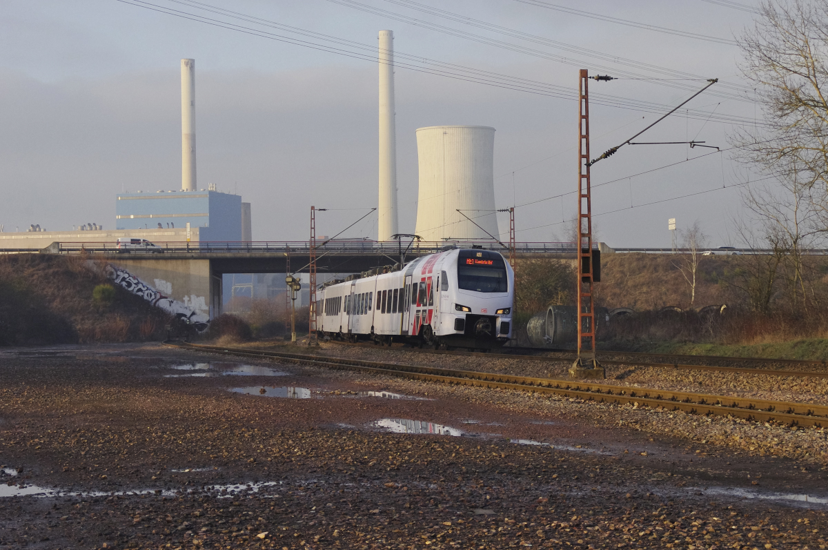 Am 28.12.2016 pendelten die Süwex Triebwagen nur zwischen Trier und Mannheim bzw. Kaiserslautern. An der Mosel wurde gebaut (Tunnelarbeiten) und so gab es zwischen Bullay und Cochem Schienen-Ersatzverkehr. Viele Güterzüge wurden durch die Pfalz umgeleitet. 429 100 - Bahnstrecke 3230 Saarbrücken - Karthaus bei Bous. Im Hintergrund des Kraftwerk Ensdorf.  