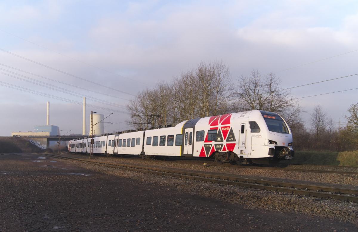 Am 28.12.2016 pendelten die Süwex Triebwagen nur zwischen Trier und Mannheim bzw. Kaiserslautern. An der Mosel wurde gebaut (Tunnelarbeiten) und so gab es zwischen Bullay und Cochem Schienen-Ersatzverkehr. Viele Güterzüge wurden durch die Pfalz umgeleitet. 429 100 in Richtung Saarbrücken - Bahnstrecke 3230 Saarbrücken - Karthaus bei Bous. Im Hintergrund des Kraftwerk Ensdorf.