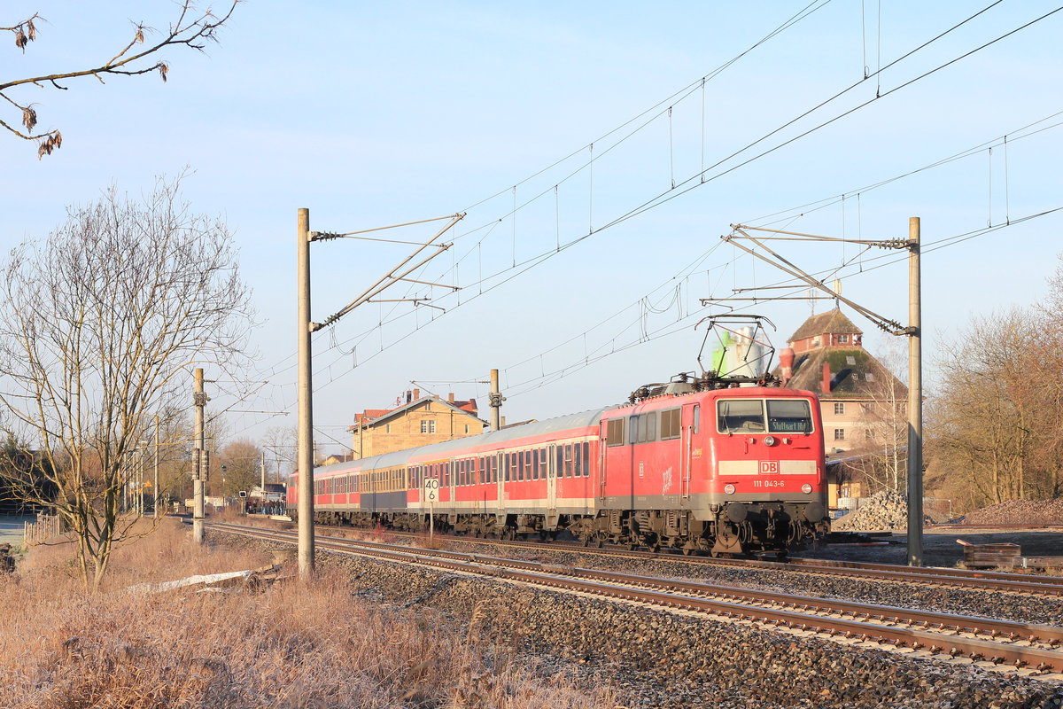 Am 28.12.2019 erreichen 111 212 (führend) und 111 043 mit RE Nürnberg-Stuttgart den Haltepunkt Eckartshausen-Ilshofen. Auf Grund von Fahrzeugmangeln verkehren auf dieser Relation ersatzweise Silberlinggarnituren, welche mit 111 und 185 bespannt werden. 