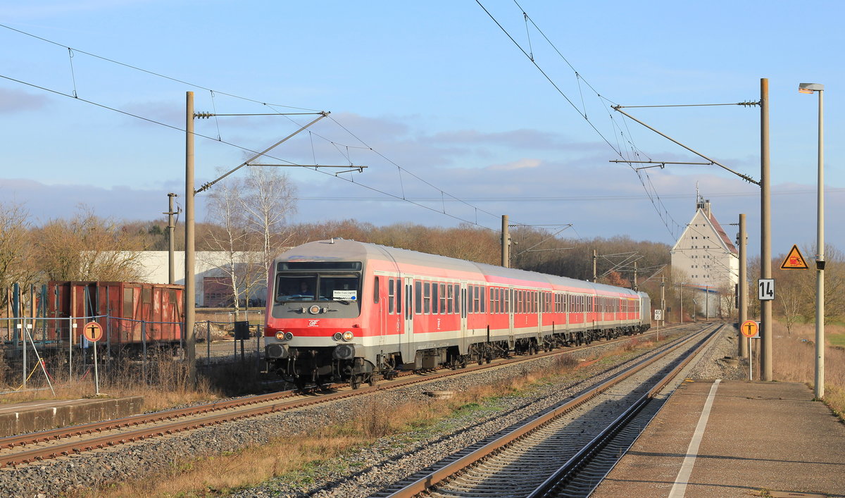 Am 28.12.2019 erreicht RE Nürnberg-Stuttgart angeführt von einem Wittenberger Kopf den Haltepunkt Eckartshausen-Ilshofen. Geschoben wird der Zug von 185 689. Eigentlich sollten n-Wagen auf dieser Strecke seit dem letzten Fahrplanwechsel Geschichte sein. Auf Grund von Lieferschwierigkeiten verkehren diese allerdings ersatzweise bis vsl. März 2020. 