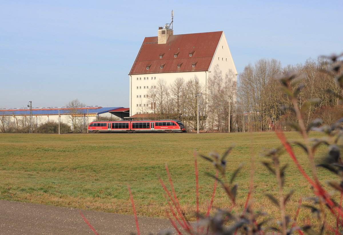 Am 28.12.2019 passiert ein unbekannter 642 der Westfrankenbahn als RE  Hohenloheexpress  Crailsheim-Heilbronn das markante Silohaus von Eckartshausen, welches heute leider nicht mehr über einen Gleisanschluss verfügt. 