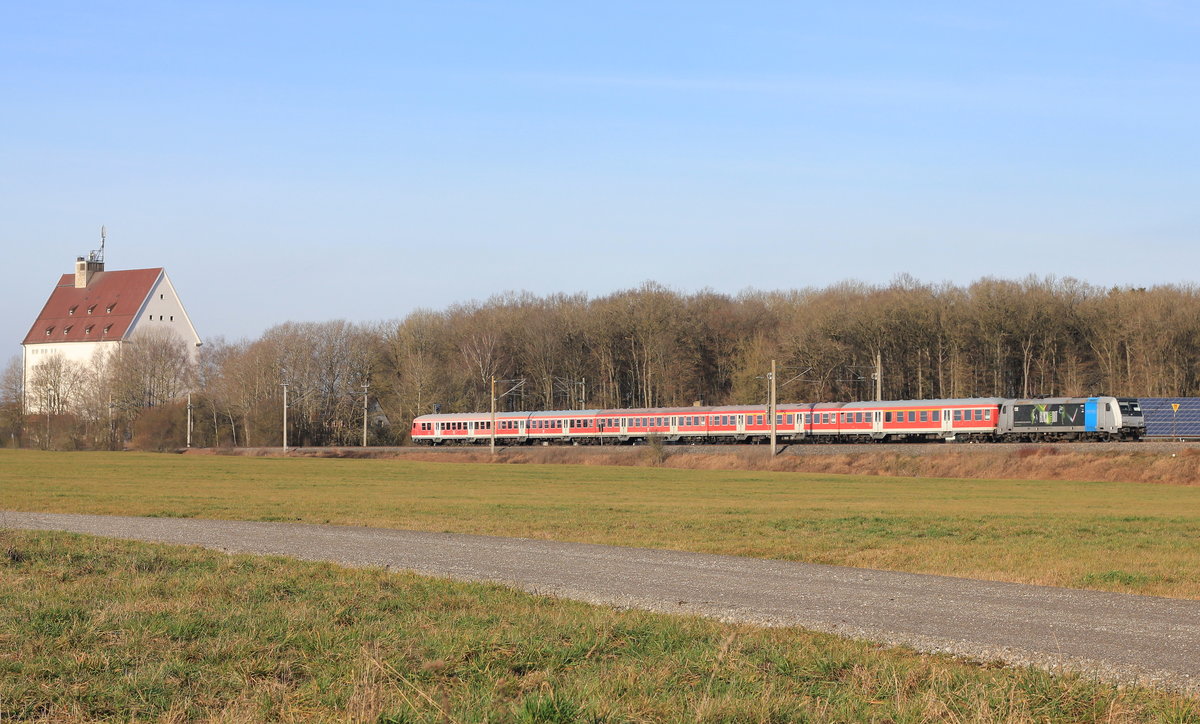 Am 28.12.2019 schiebt 185 691 RE Nürnberg-Stuttgart am markanten Silohaus von Eckartshausen vorbei. 