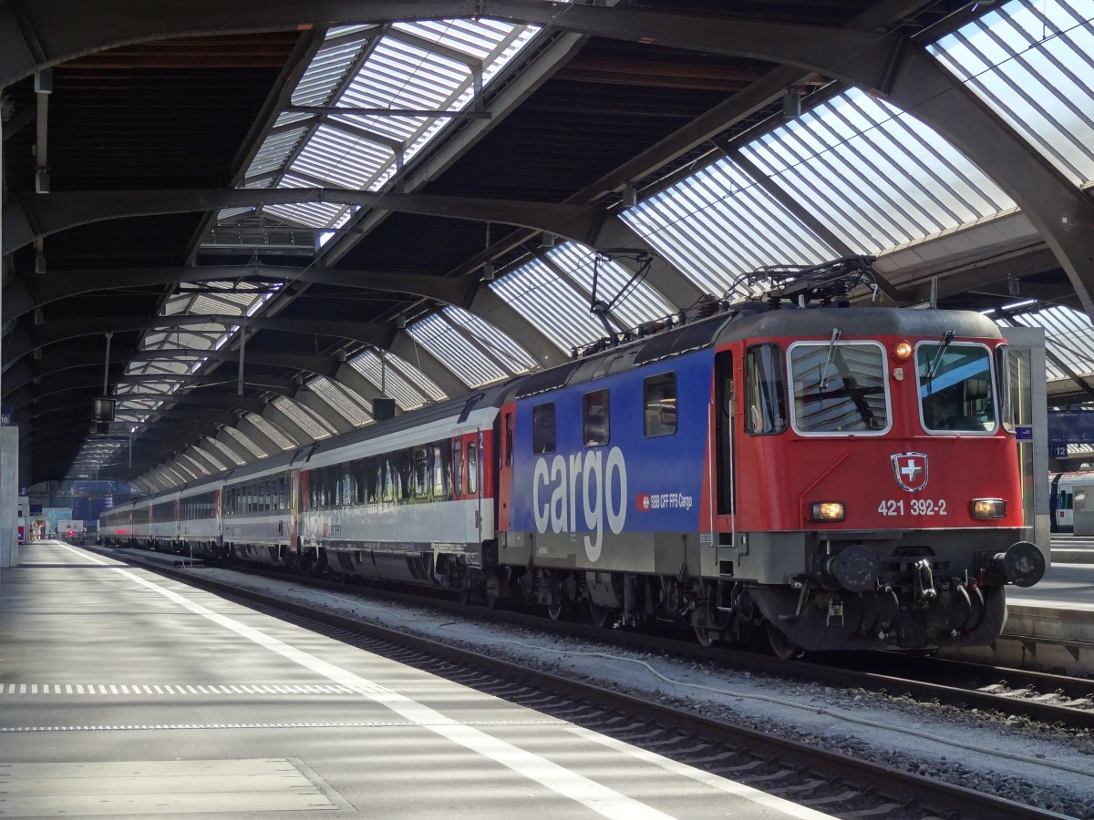Am 2.8.13 gingen wir nach Zürich HB. 
Dort stand gerade 421 392 mit ihrem EC bereit. 