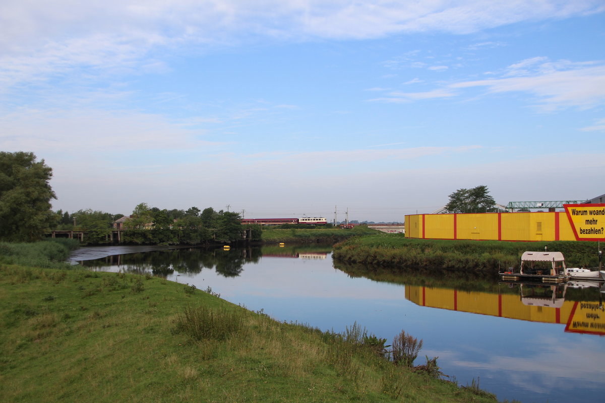 Am 2.8.17 Verkehrte der DPF 27810  Metall Train  von München nach Itzehoe zum Wacken Open Air.
Bespannt würde der zug von der 110 169 von Euro Express, in ihrem neuen farbkleid.
Hier Kurz vor der Ankunft in Itzehoe.