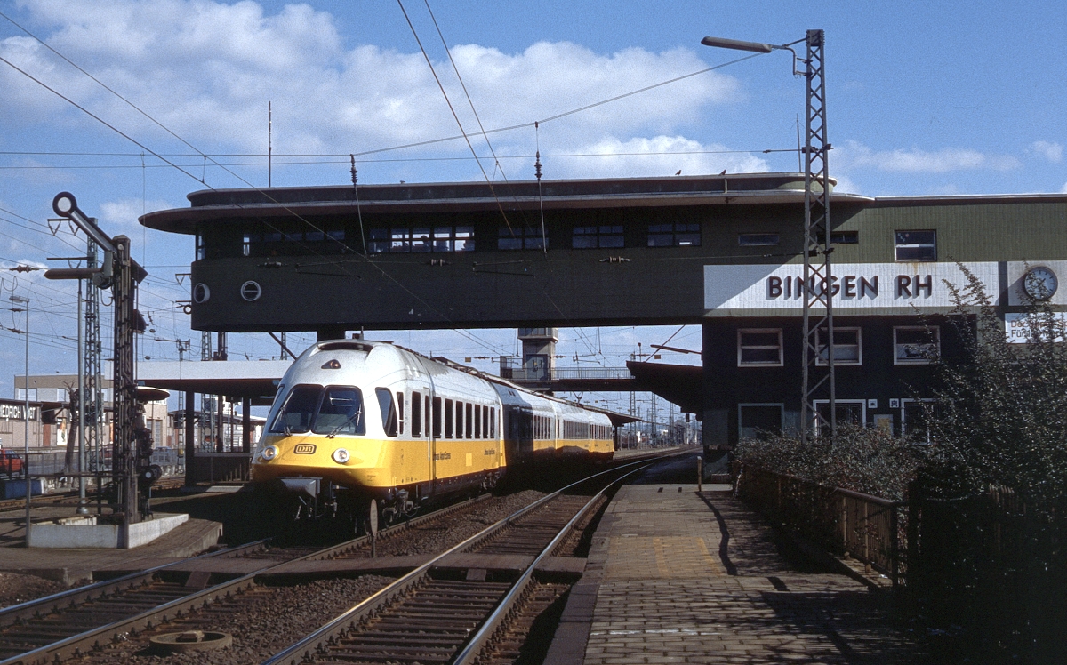 Am 2.8.1986 konnte der Lufthansa-Airport-Express nach Düsseldorf den Bahnhof Bingen  trockenen Rades  passieren.