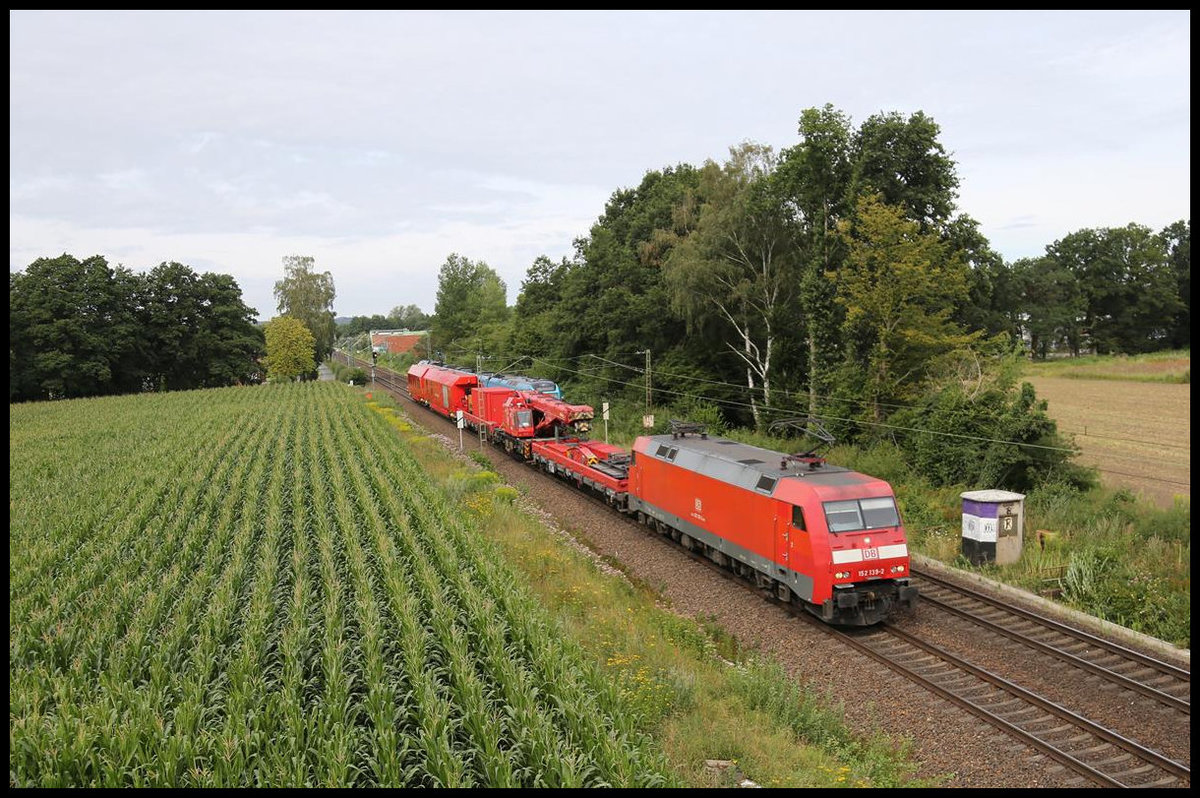 Am 2.8.2020 war der Notfall Kranzug aus Wanne Eickel zu einem Einsatz nach Pinneberg angefordert worden. Um 10.25 Uhr kam der Notfallzug mit 152139-2 an der Spitze durch die ländliche Gegend bei Osnabrück Hellern.
