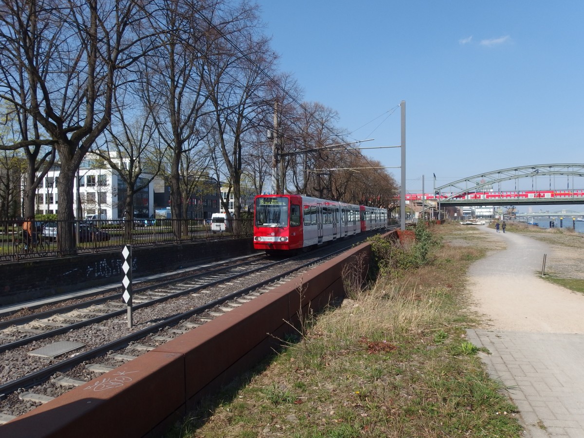 Am 28.3.14 war TW 2211 und TW 22XX als Linie 16 Richtung  Bonn-Bad-Godesberg  unterwegs. Aufgenommen vom Bahnsteig der Haltestelle  Schönhauser Str .