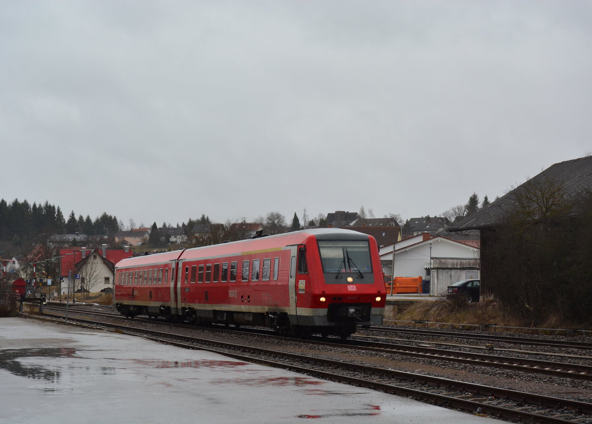 Am 28.3.18 konnte ich in Löffingen meinen ersten 611er ablichten. Bei regnerischen Wetter brummt 611 010 aus dem bahnhof Löffingen aus. Im Hintergrund sind die Ausfahrtsignale als Formsignale zu sehen. Seit Mai ist die Höllentalbahn wegen Bauarbeiten gesperrt und wird an vielen Teilen komplett umgebaut. In Löffingen werden nach dem Umbau die Formsignale sowie das mechanische Stellwerk durch Lichtsignale und ein elektrisches Stellwerk ersetzt sowie werden die Bahnsteig erneuert und Gleis 2 bekommt einen neuen Außenbahnsteig. 

Löffingen 28.03.2018