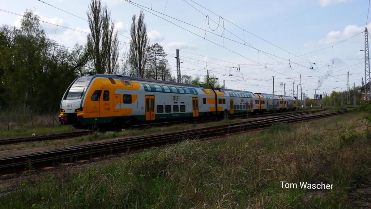 Am 28.4.2015 in Wismar, Ausfahrt ET 445 ODEG nach Cottbus
