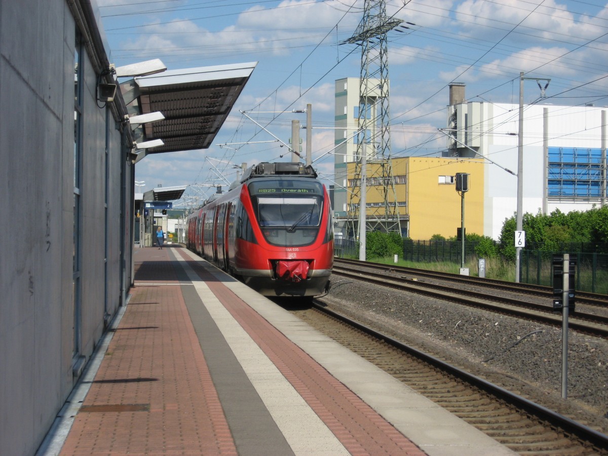 Am 28.5.13 legt 644 035 unterwegs als RB 25 Richtung Overeath einen Zwischenhalt in Kln-Frankfurterstr. ein.