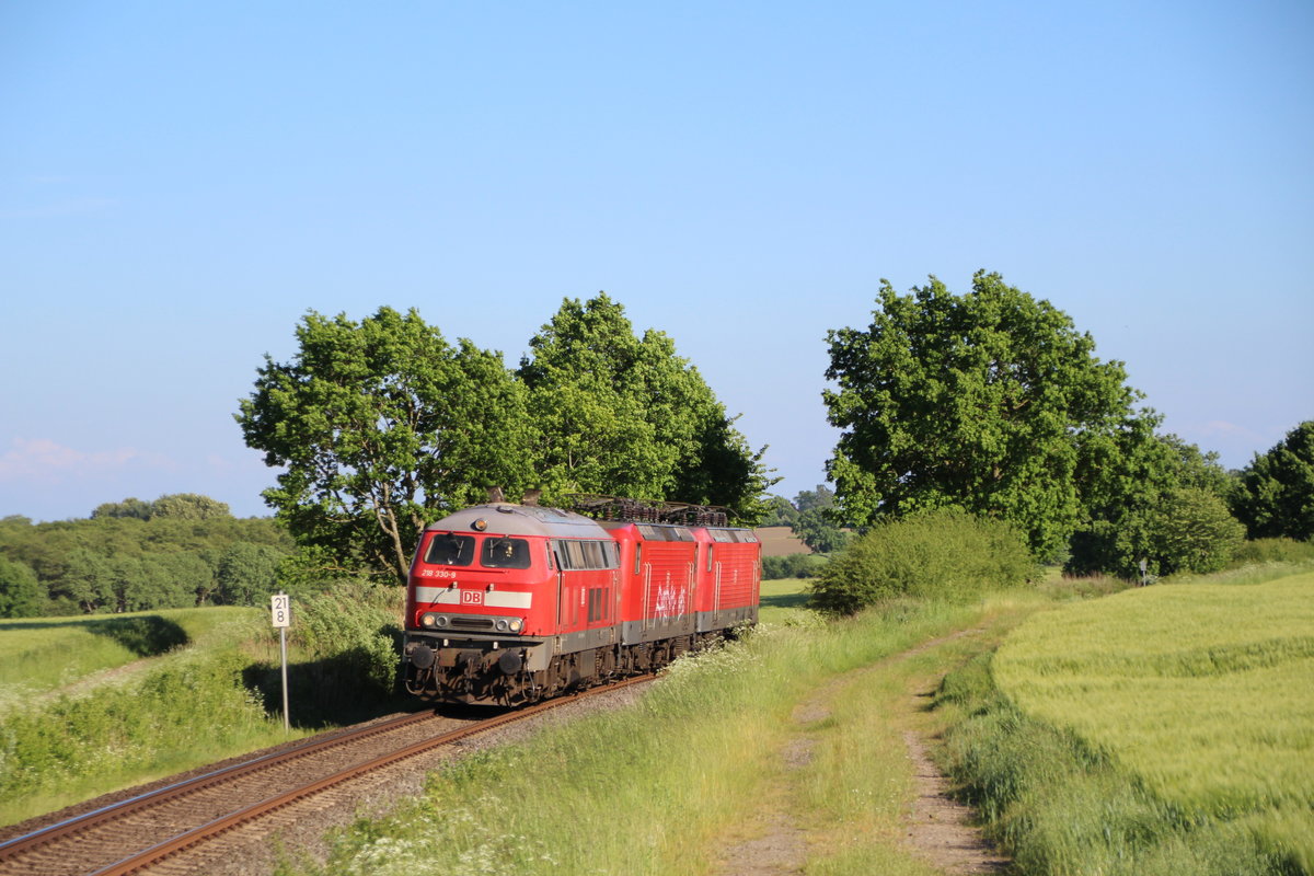 Am 28.5.2017 wurden 2 loks der Baureihe 112 von Lübeck nach Kiel durch 218 330-9 überführt, hier abgelichtet auf der KBS145 Km. 21,8 (BÜ Wahlsdorf(Dorf))
Kurios ist dabei eine E LOk auf einer Diesel Strecke zu sehen.