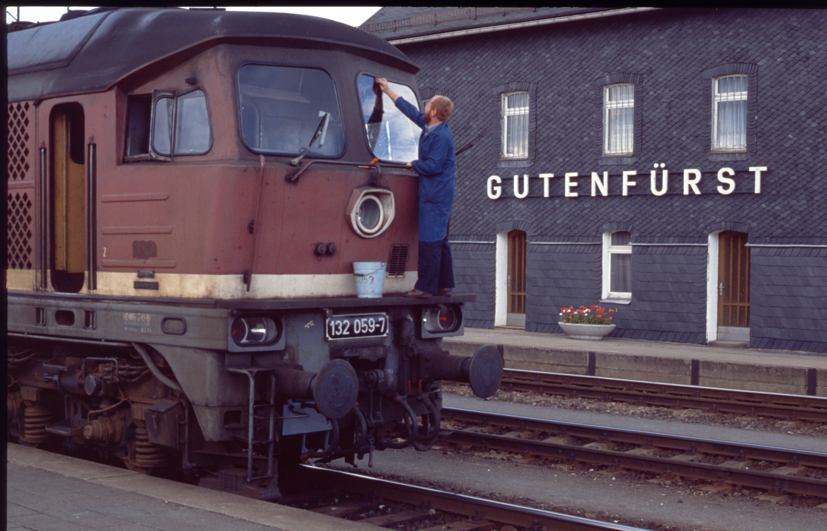 Am 28.6.1990 nutzt der Lokführer in Gutenfürst den noch vorhandenen Grenzaufenthalt zur Pflege seiner Maschine. 
