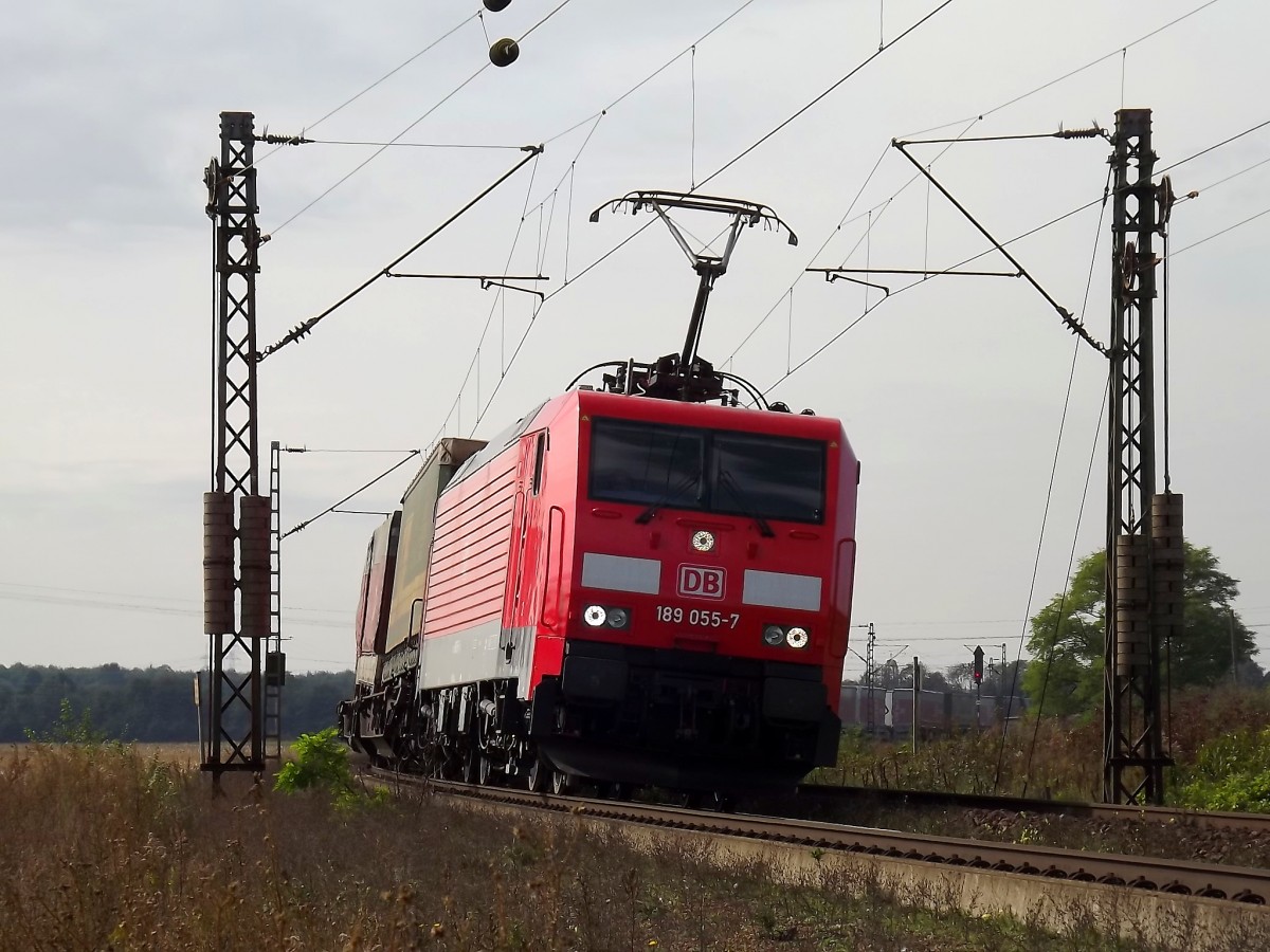 Am 28.9.12 war die 189 055 mit einem KLV auf der KBS700 unterwegs.
Aufgenommen bei Waghäusel. 