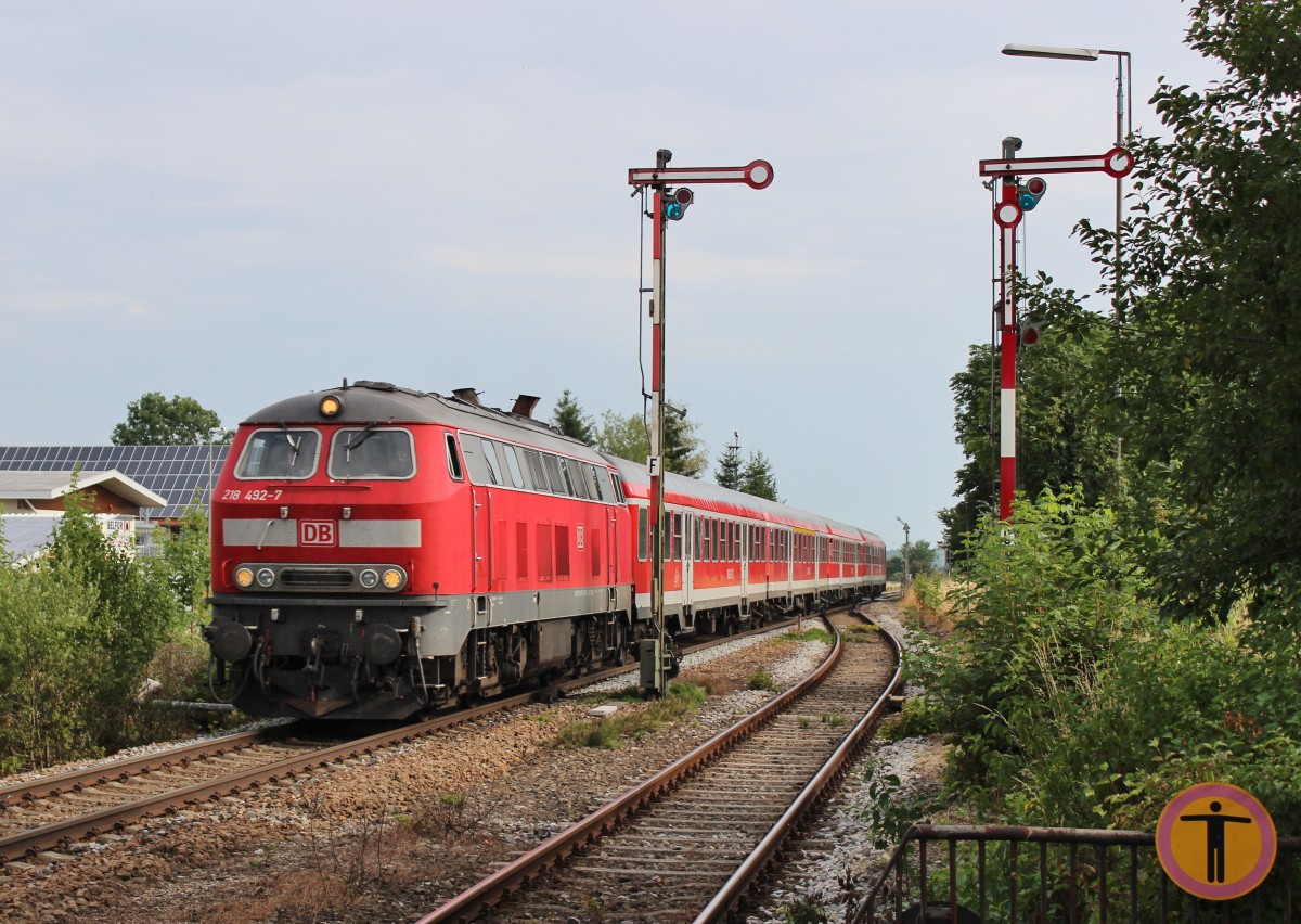 Am 28.Juli 2013 durchquerte 218 492 mit einem umgeleiteten RE von Mnchen Hbf nach Kempten(Allgu) Hbf den kleinen Ausweichbahnhof Bad Grnenbach an der Strecke Memmingen - Kempten(Allgu).