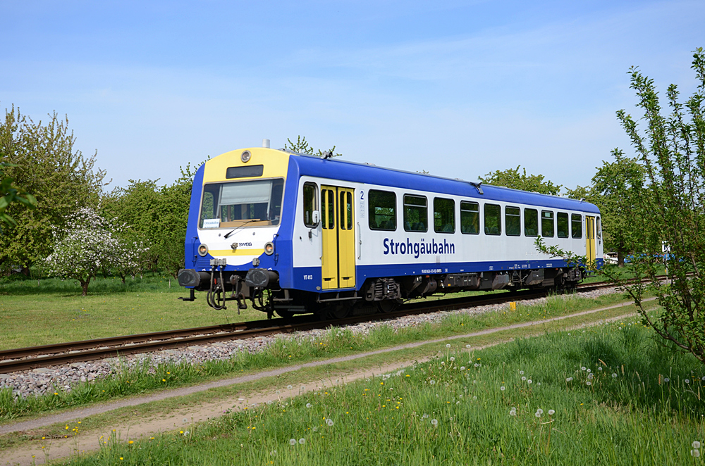 Am 29. April 2015 war der von der Strohgäubahn (WEG) ausgeliehene(?) VT 413 bei der SWEG im Achertal (KBS 717) unterwegs. Hier hat er gerade Achern verlassen und wird gleich Oberachern erreichen.