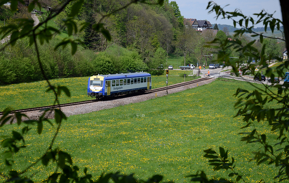 Am 29. April 2015 war der von der Strohgäubahn (WEG) ausgeliehene(?) VT 413 bei der SWEG im Achertal (KBS 717) unterwegs. Zwischen Furschenbach und Ottenhöfen ist dieses Bild als SWE 87714 nach Ottenhöfen entstanden.