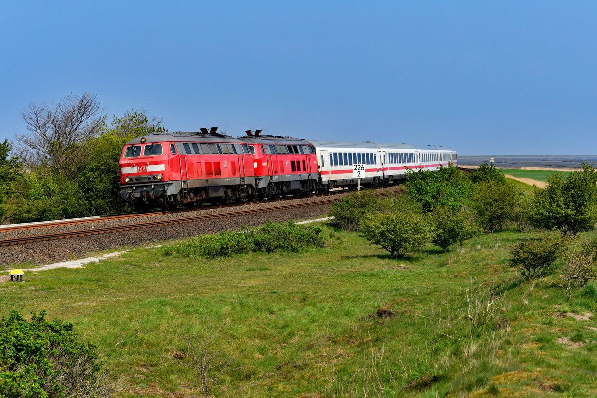 Am 29. April 2019 waren die 218 386 und die Ulmer Leihlok 218 438 vor dem IC 2072 von Dresden HBF nach Westerland zu beobachten. Bei Morsum hat der Zug gerade den Hindenburgdamm verlassen und hat nur noch wenige Kilometer bis zum Endbahnhof zurückzulegen. 