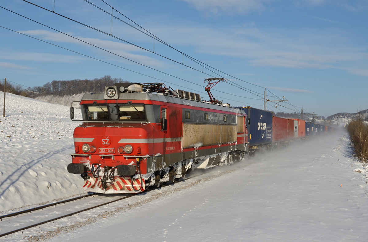Am 29. Dezember 2014 war die SZ 363 002 mit einem Containerzug zum Adriahafen Koper unterwegs, fotografiert in Cirknica. 
