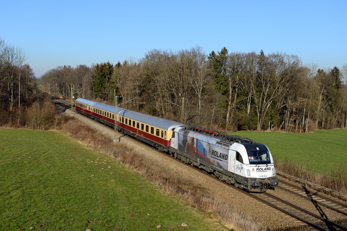 Am 29. Dezember 2015 war ein weiterer Sonderzug über die Tauernbahn eingelegt. Der AKE TEE verkehrte als DPF 99 von Köln nach Pörtschach. Erfreulicherweise war für die Beförderung des Zuges die 1216.955 der Wiener Lokalbahn eingeteilt. Der für die Roland Spedition werbende Taurus war mir bisher noch nie vor die Linse gefahren und war für eine WLC-Lok auch erstaunlich sauber. Die illustre Fuhre konnte bei Gutmart abgelichtet werden.