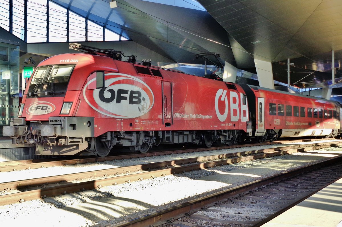 Am 29 Dezember 2016 grüsst die ÖFB der Fotograf mittels 1116 225 in Wien Hbf.