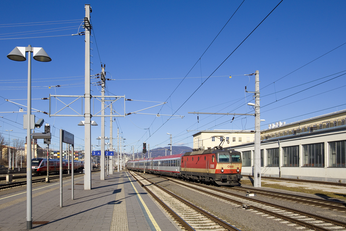 Am 29. Jänner 2025 war 1144 092 gemeinsam mit 1144 244 für die Führung des IC 506 (Graz Hbf - Linz Hbf) eingeteilt und konnte bei der Bereitstellung des Zuges am Grazer Hauptbahnhof fotografiert werden. 