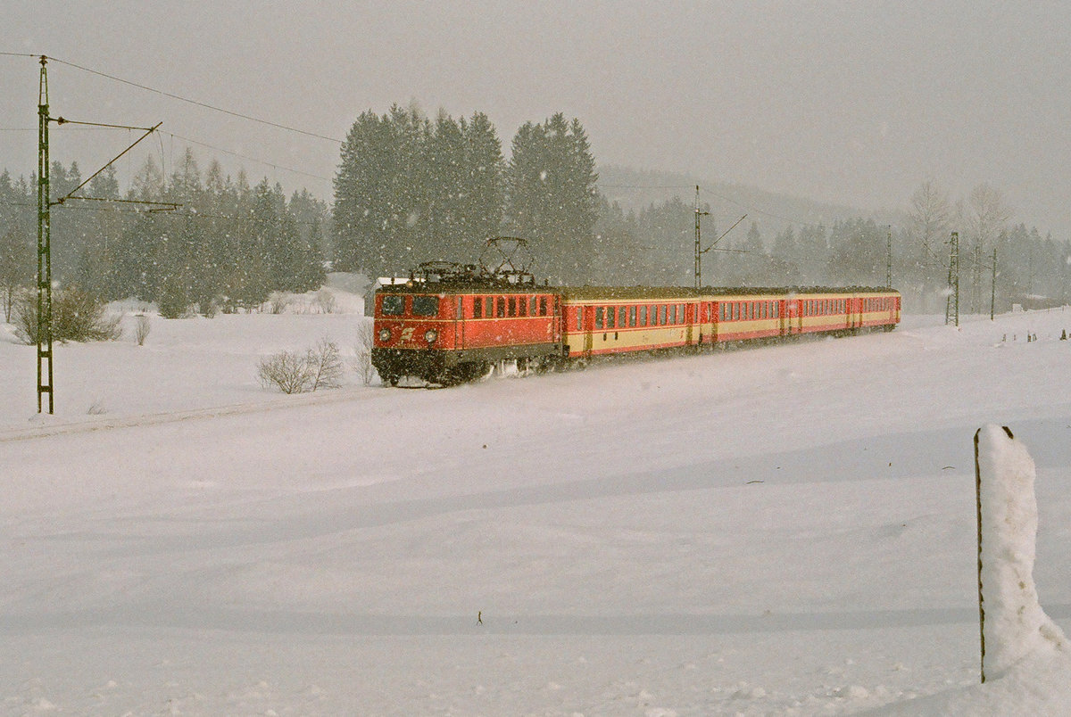 Am 29. Januar 1995 bringt eine Lok der BR 1141 bei Bad Mitterndorf einen Zug von Steinach-Irdning nach Attnang-Puchheim.
