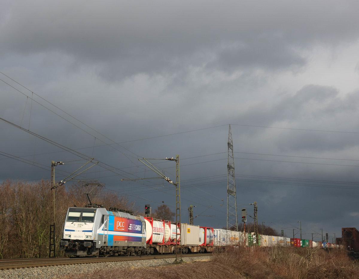 Am 29. Januar 2021 konnte ich die von RTB Cargo angemietete Railpool 186 430  PCC  sogar mit Licht in Rheinhausen fotografisch festhalten. 
29.01.2021, Rheinhausen