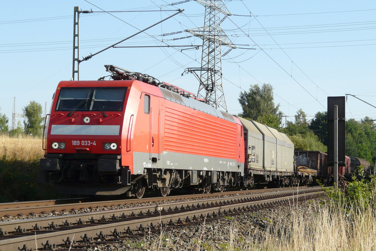 Am 29. Juli 2008 fährt Lok 189 033 mit einem Güterzug aus Saalfeld bei Zettlitz in Richtung Lichtenfels.