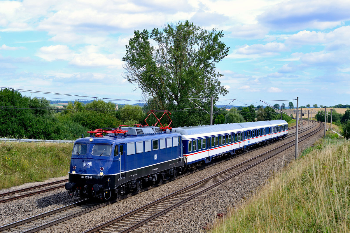 Am 29. Juli 2017 postierte ich mich an der KBS 900 bei Vierkirchen. Vollkommen überraschend kam die schöne 110 428 von TRI mit einer Wagenüberführung für den Meridian Ersatzverkehr vorbeigefahren. Leider bei nicht optimalen Lichtverhältnissen, dafür mit einer interessanten Wolkenkulisse. Im Nachhinein erfuhr ich, dass der Wagenpark aus dem AW Neumünster abgeholt wurde. Somit ging die Reise quer durch die Bundesrepublik.