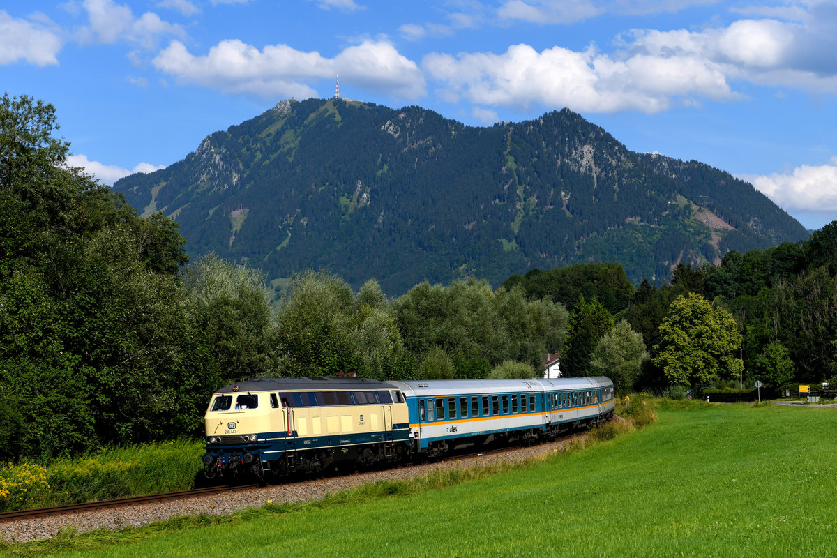 Am 29. Juli 2018 war die 218 447 von RP Railsystem auf der Illertalbahn vor den Alex-Zügen im Einsatz. Mit dem ALX 84163 nach München konnte ich die optisch in den Auslieferungszustand zurückversetzte Lok kurz vor Immenstadt mit Blick auf den Grünten fotografieren. 