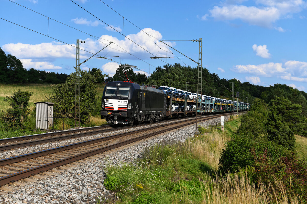 Am 29. Juli 2021 konnte die für die Rurtalbahn Cargo fahrende 193 872 von MRCE vor dem DGS 47142 von Györ nach Bremen Rbf beobachtet werden. Den mit fabrikneuen Audis aus ungarischer Produktion beladenen Ganzzug konnte ich bei Laaber in der Oberpfalz fotografieren. 