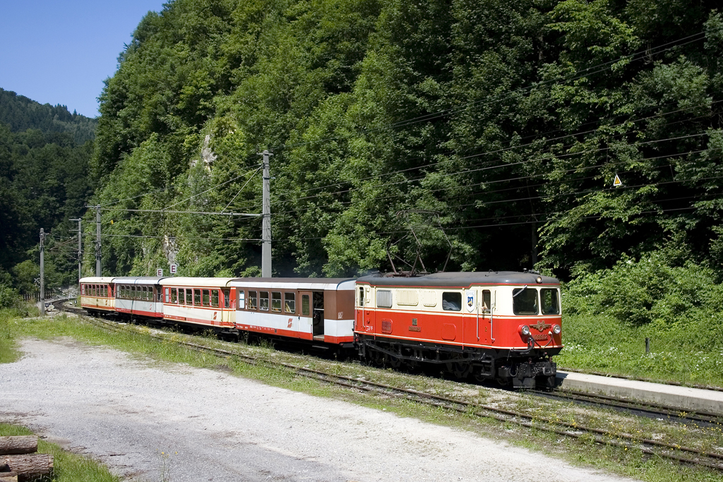 Am 29. Juni 2010 ist 1099.02 mit dem Regionalzug 6813  Ötscherland  (St. Pölten Hbf - Mariazell) unterwegs und erreicht soeben den Bahnhof Schwarzenbach an der Pielach. 
