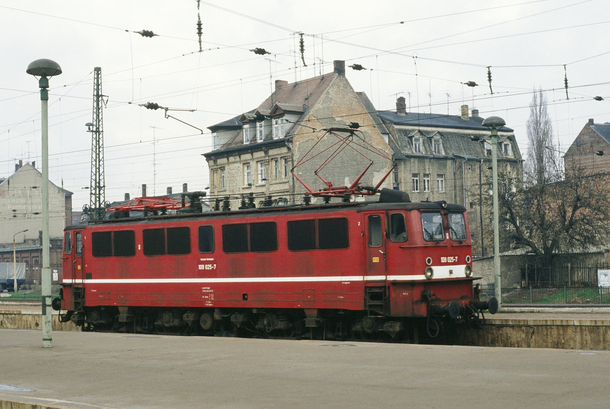 Am 29. März 1993 sah ich im Bahnhof Weißenfels die E-Lok 109 025 (ex DR E11  ex DR 211). Wenig später hat sie einen Nahverkehrszug nach Halle übernommen. Am 20.12.1994 wurde sie ausgemustert.