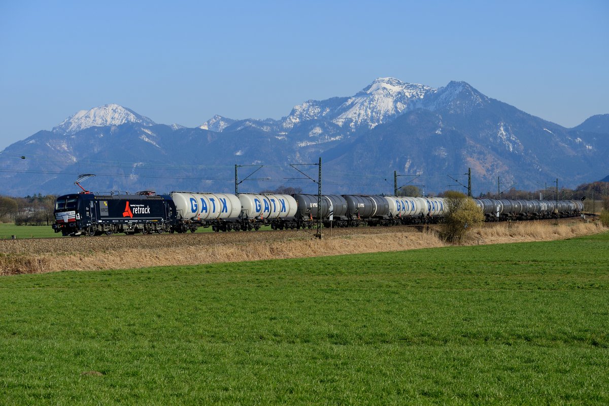 Am 29. März 2014 kam noch eine interessante Sonderleistung in Richtung Rosenheim durch das Chiemgau : MRCE Vectron 193 872 mit retrack Seitenbeschriftung hatte den Kesselwagen-Ganzzug SGAG 41184 am Haken.