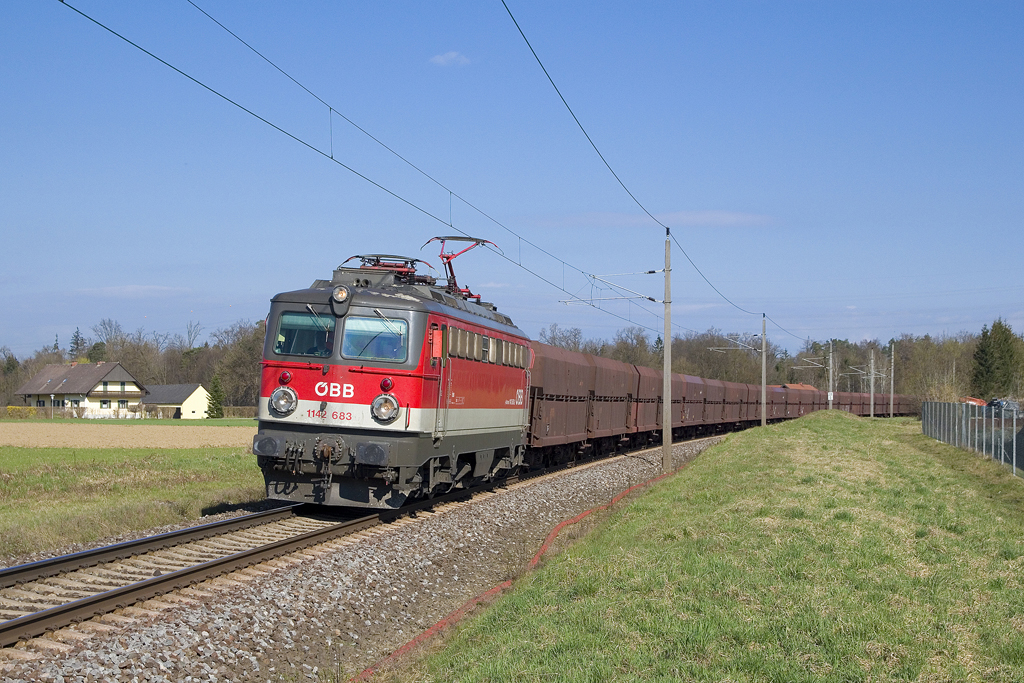 Am 29. März 2016 ist 1142 683 mit GAG 47407 (Leoben Donawitz - Koper Luka) bei Klein Weitendorf unterwegs.