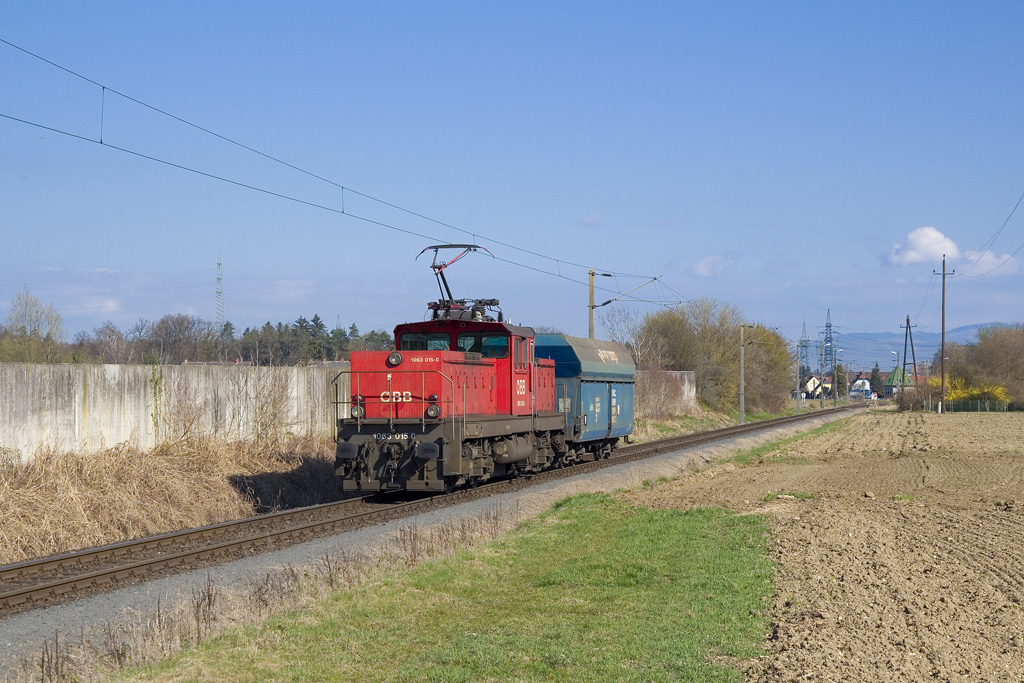 Am 29. März 2016 war das Frachtaufkommen des werktäglichen Verschubzuges auf der Anschlussbahn Weitendorf-Neudorf recht überschaubar, die 1063 015 bringt gerade einmal einen Wagen zum Fernheizkraftwerk Mellach.