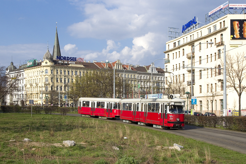 Am 29. März 2017 ist E1 4505 gemeinsam mit c4 1301 als Linie 6 am Mariahilfer Gürtel in Richtung Kaiserebersdorf unterwegs. c4-Beiwagen kommen übrigens auf der Linie 6 nur sporadisch zum Einsatz. 