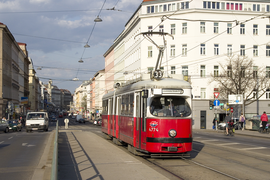 Am 29. März 2017 ist E1 4774 als Linie 33 unterwegs und überquert soeben die Friedensbrücke, welche die Grenze zwischen dem neunen und dem zwanzigsten Bezirk darstellt. 