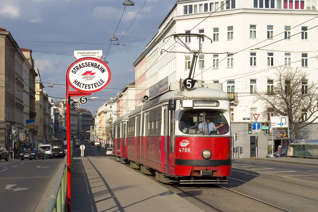 Am 29. März 2017 ist E1 4788 mit unbekannt gebliebenen c4-Beiwagen als Linie 5 in Fahrtrichtung Westbahnhof unterwegs und legt in Kürze an der Haltestelle Friedensbrücke einen Halt ein. 