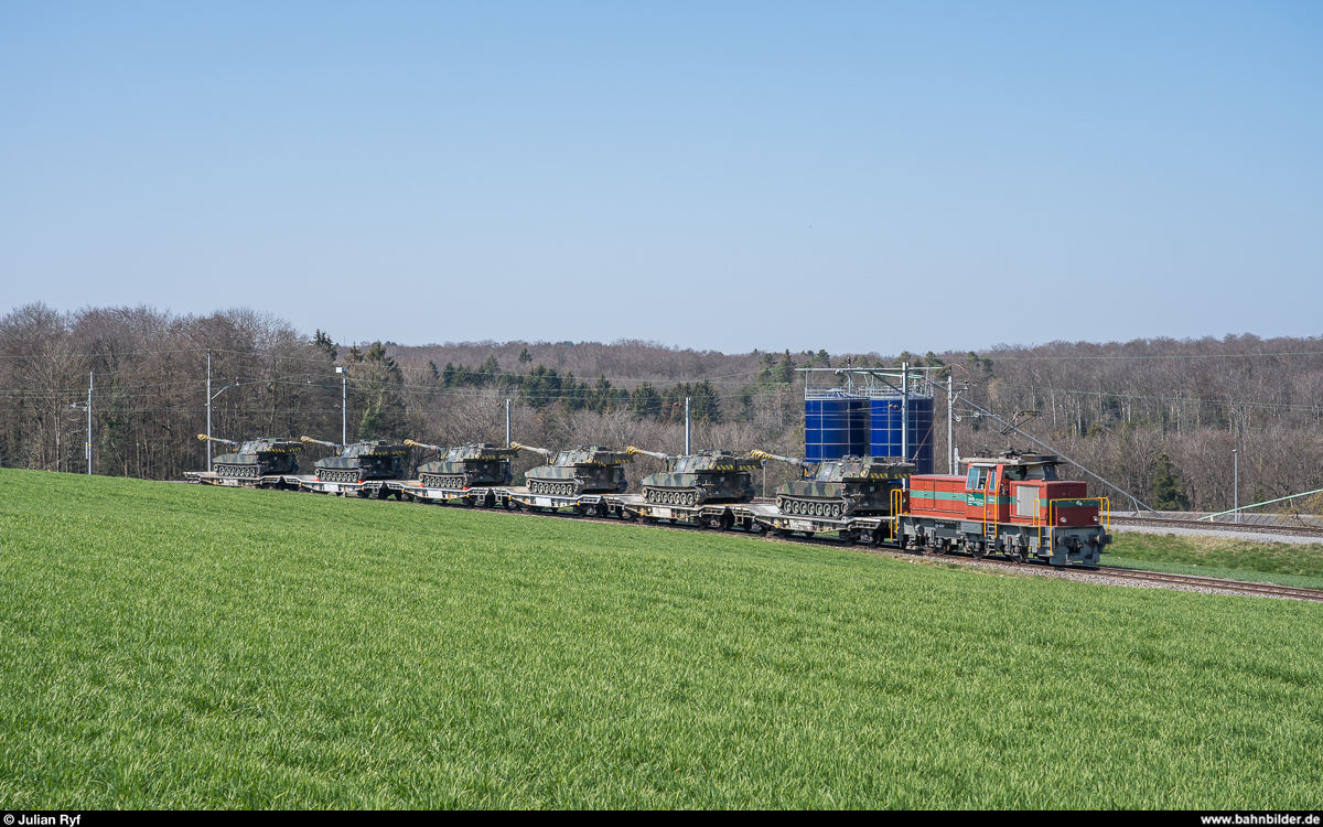 Am 29. März 2019 brachten die Re 4/4 II 11306 und 11263 einen Panzertransport von Biel RB nach Bure. Auf der ausschliesslich Militärtransporten dienenden Strecke zwischen Courtemaîche und Bure verkehrte der Zug aufgrund der grossen Steigung von bis zu 45 ‰ in drei Teilen.<br>
Im Bahnhof Bure angekommen wurden die Wagen mit der Stauffer Ee 936 154 via (flaches) Ausziehgleis umgestellt. Im Hintergrund die steil abfallende Strecke Richtung Courtemaîche.
