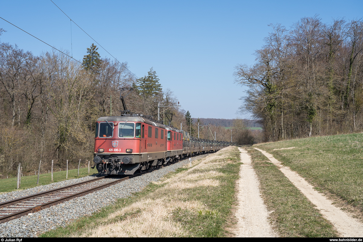 Am 29. März 2019 brachten die Re 4/4 II 11306 und 11263 einen Panzertransport von Biel RB nach Bure. Auf der ausschliesslich Militärtransporten dienenden Strecke zwischen Courtemaîche und Bure verkehrte der Zug aufgrund der grossen Steigung von bis zu 45 ‰ in drei Teilen.<br>
Der dritte Zugteil etwa auf halber Strecke.
