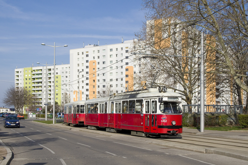 Am 29. März 2019 ist E1 4862 mit c4 1311 als Linie 26 in der Ziegelhofstraße in Richtung Strebersdorf, E.-Hawranek-Platz in der unterwegs. 

Der Wagen 4862 war bis zum Ende der E1-Einsätze auf der Linie 43 im Jahr 2017 in Hernals stationiert und fährt nun bis zu seinem Ausgediene im Sektor Nord.