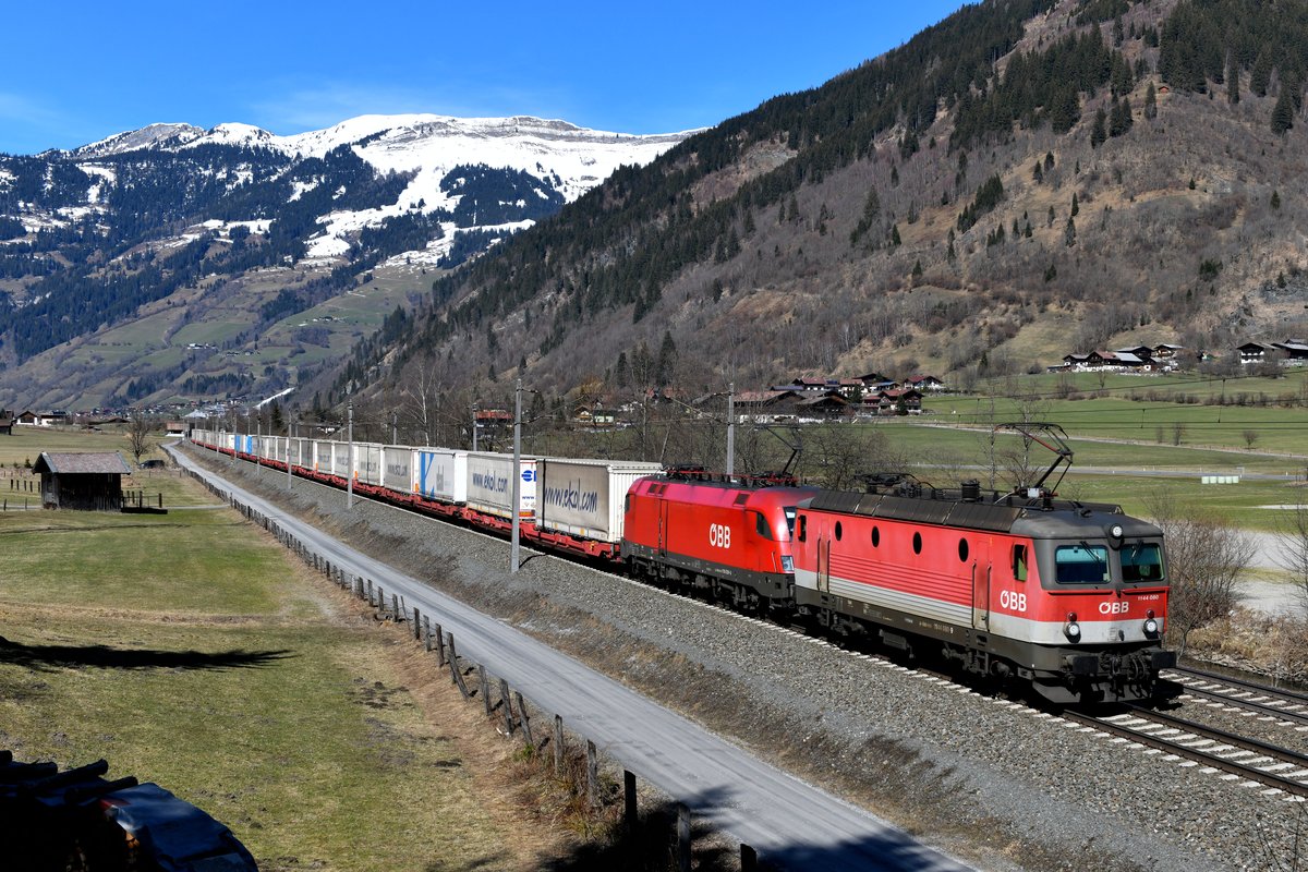 Am 29. März 2019 leistete die 1144.080 der 1116.039 Vorspann-Hilfe, um den KGAG 42511 von Ostrava nach Triest über die Tauern-Nordrampe zu bringen. Bei Luggau im Gasteinertal konnte ich den mit Aufliefern der türkischen Spedition Ekol beladenen Ganzzug aufnehmen.