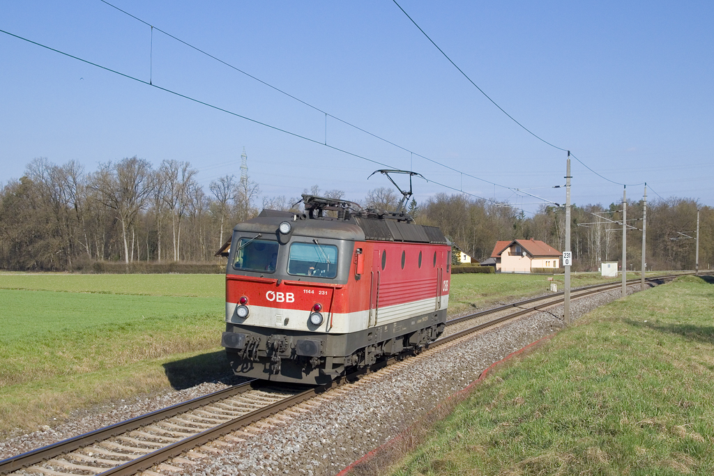 Am 29. März war 1144 231 passenderweise bei Kilometer 231 der Südbahn bei Klein Weitendorf als Lokzug unterwegs.