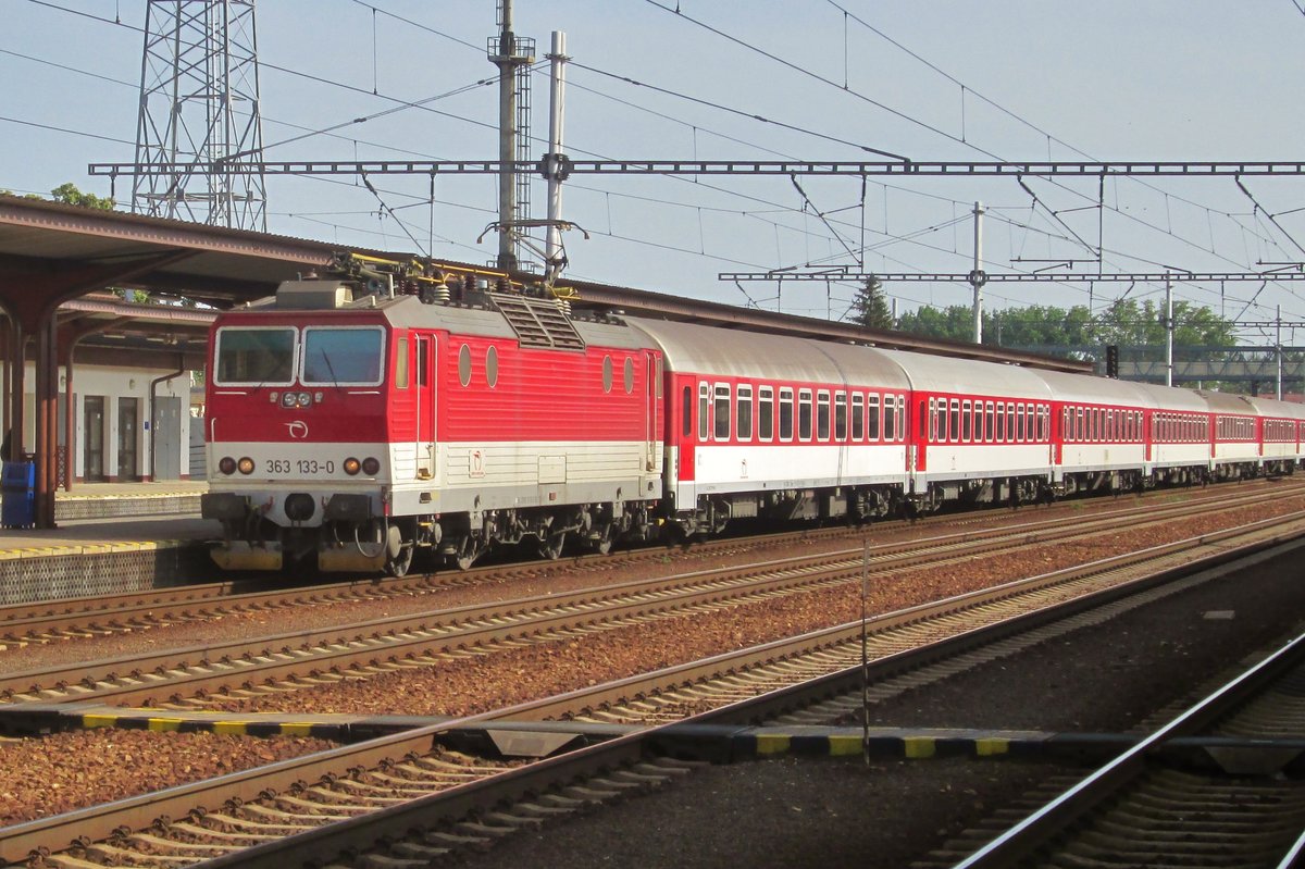 Am 29 Mai 2015 hält 363 133 mit ein Rychlyk nach Kosice in Leopoldov.